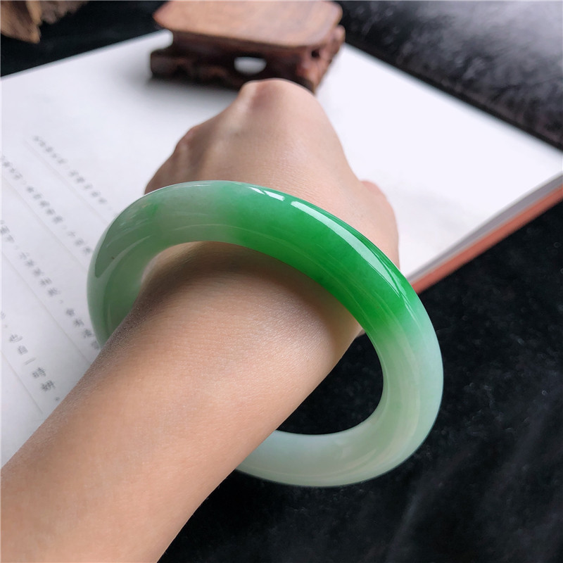 Bracciale in giadeite birmana  - Lighting & Home Decor Studio Photos recensione e prezzo